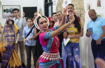 La Exposicion Cultural India organizada por la Embajada de la India con el apoyo del Gobierno del Estado de La Guaira de Venezuela esta siendo visitada por muchos estudiantes y residentes de La Guaira que estan vislumbrando la cultura y la historia de la India. Video cortesia: Gobierno de La Guaira. 